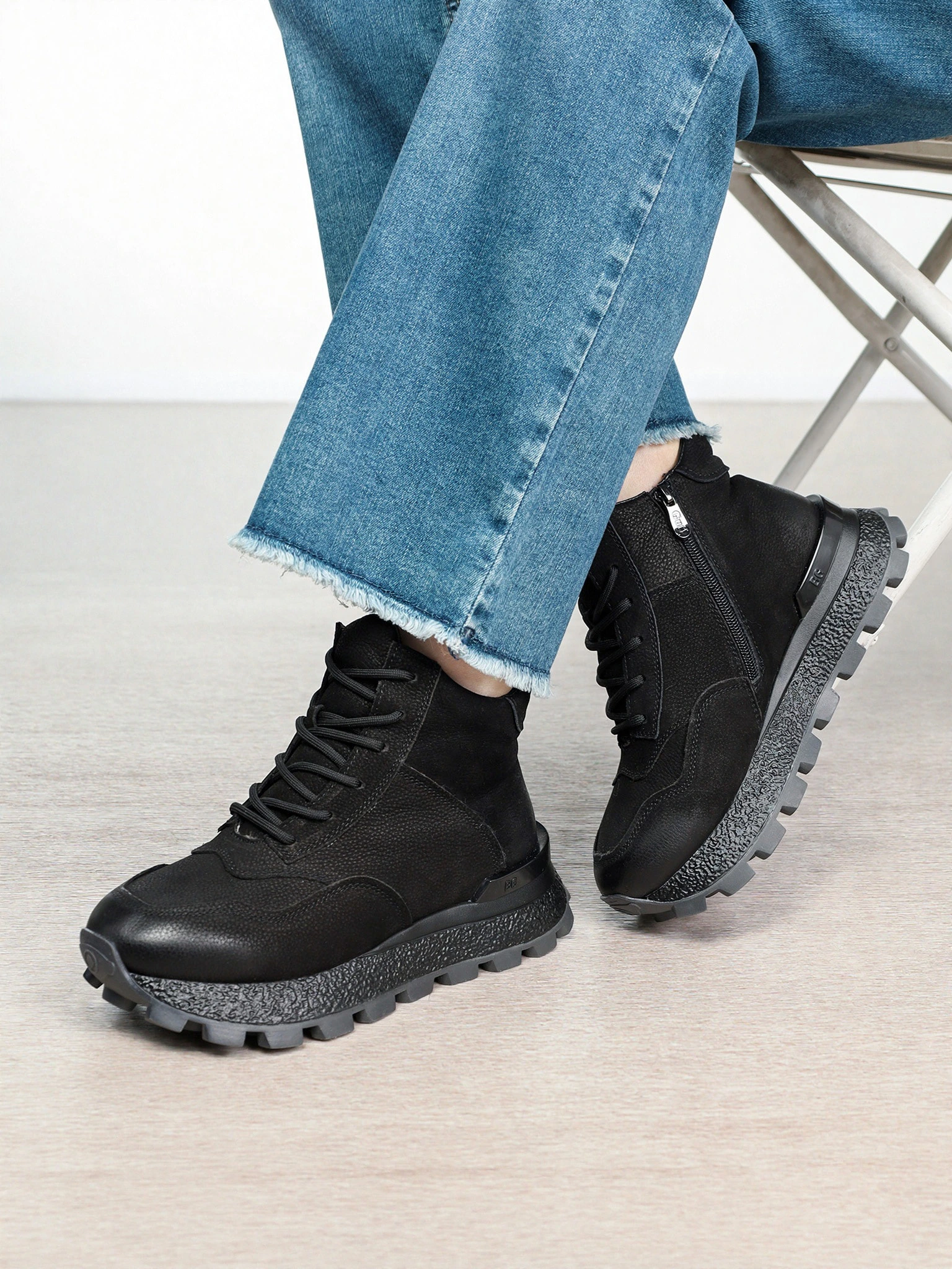 Кроссовки черного цвета на рельефной подошве